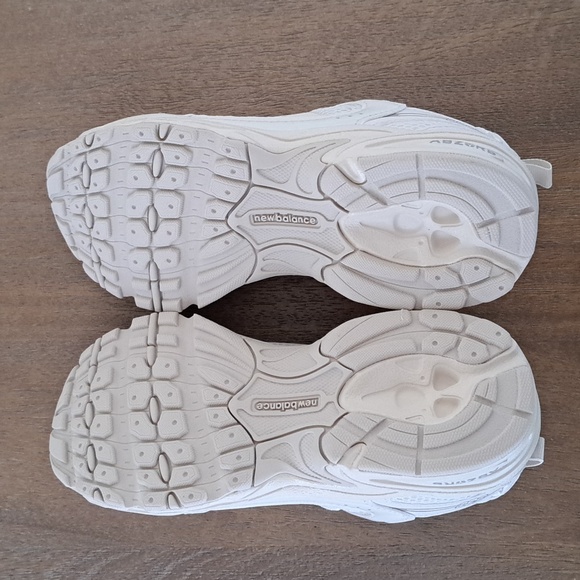 New Balance Kids 530 Bungee Sneakers - Color: Beige Brown  - Size Kids 2 - Picture 8 of 9